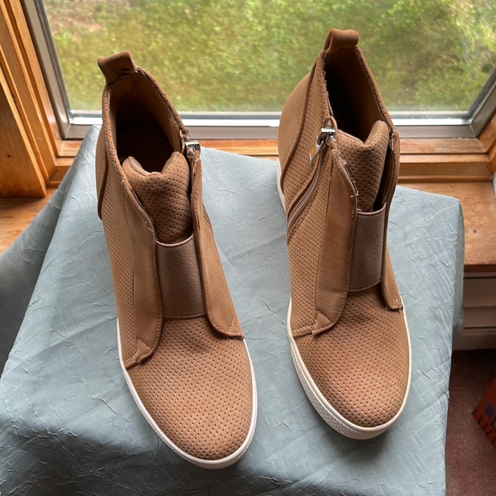Tan Wedge Sneakers - Sz 8 - Picture 2 of 4